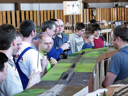 Überall im Saal verteilt sind die Uhren. Aber zur Lok-Parade stand die Zeit still.